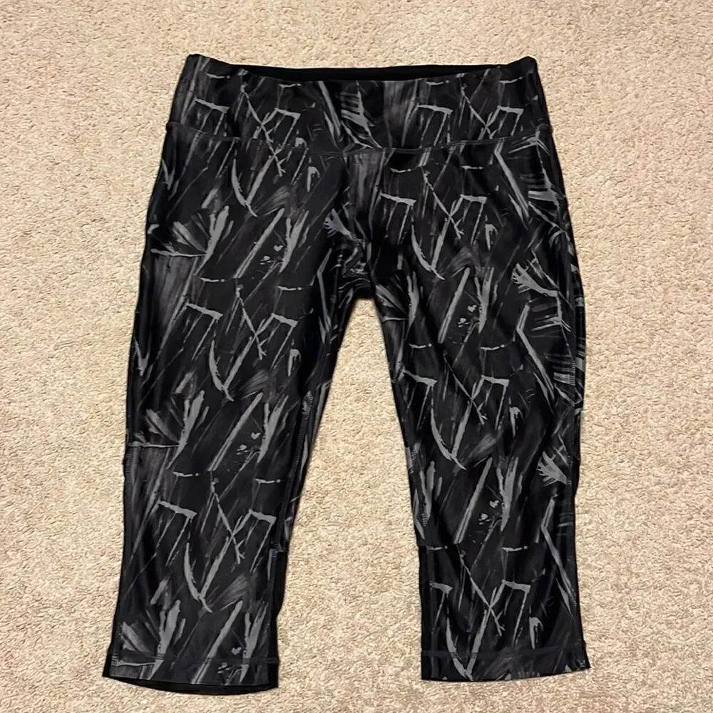 MONDETTA Size Large Capri Leggings
